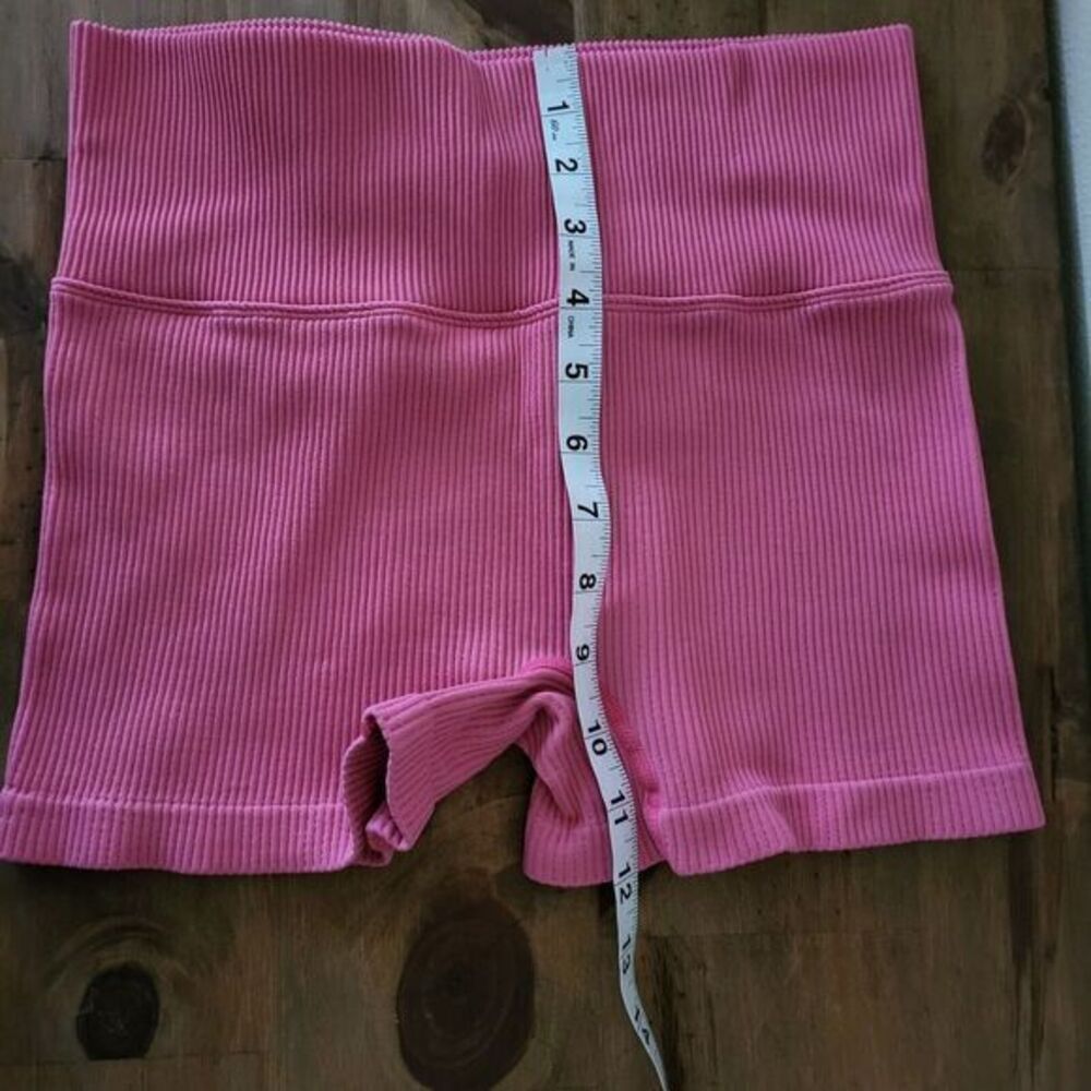 Pink Ribbed Spandex Shorts Size Medium - Picture 11 of 12
